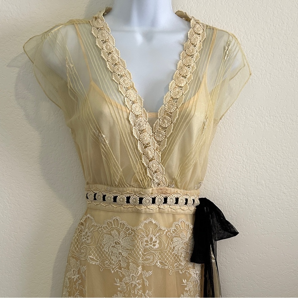 Elegant Lace Midi Dress in Gold - Picture 3 of 13